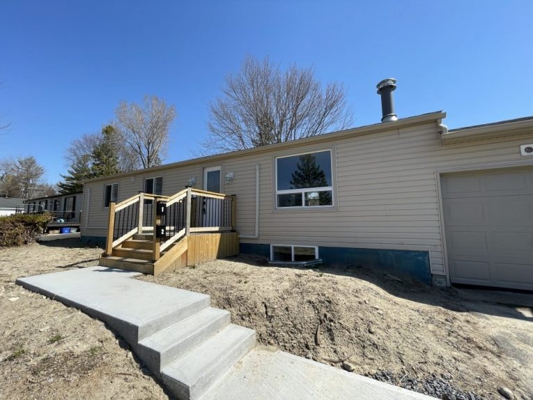 Upper Level Renovated 3 bed 135 Clairton Place, Amherstview Long