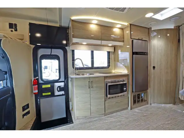 2020 Entegra Coach Qwest 24L 1 extension mercedes turbo diesel S in RVs & Motorhomes in Laval / North Shore - Image 13