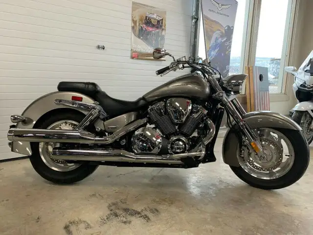 VTX 1800 "N"Titainium  2005  high mileage in Street, Cruisers & Choppers in Hamilton - Image 3