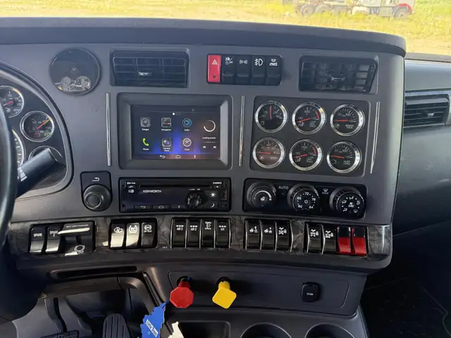 2021 KENWORTH W990 in Heavy Trucks in Saskatoon - Image 14