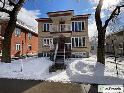 Points particuliers importants: Garage intérieur avec borne niveau 2, Terrase meublée perso. 200pi²...