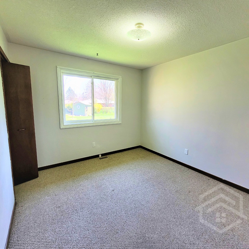 3-Bedroom Home in a Beautiful Neighbourhood! 4