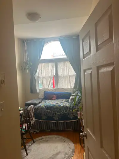 Beautiful 2 bedroom unit .12 ft ceilings hardwood floors .princess at Wellington st .close to queens...