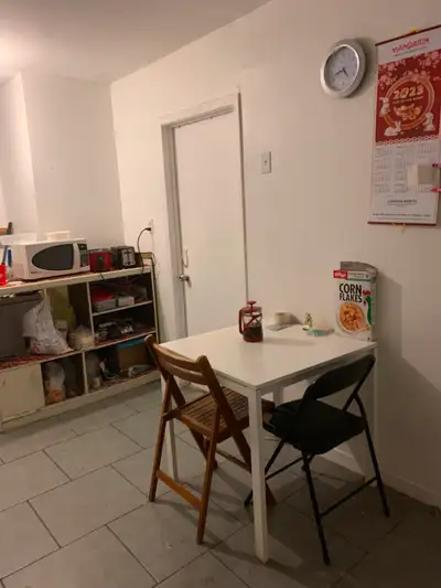 Three bedrooms apartment for students. many store and bus stop outside