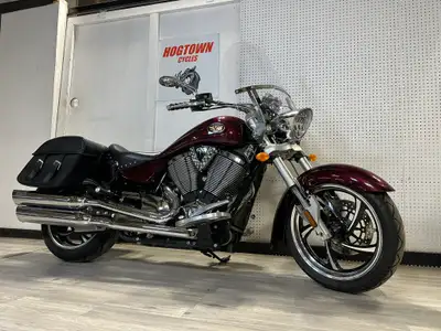 2010 Kingpin, Victory Performance Exhaust, Detachable Leather Bags, Quick Attach Windshield, Mustang...