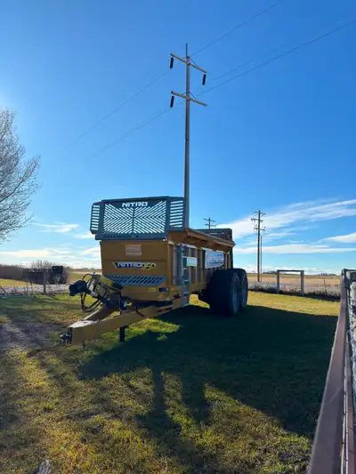 25 Ton manure spreader for rent, This is a 25 ton vertical beater manure spreader. Steel and Polly s...