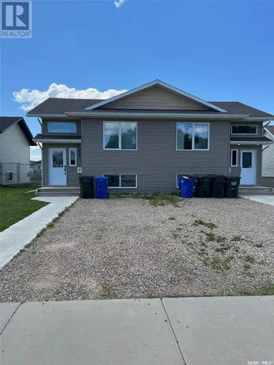 Great 3 bedroom duplex with 1 1/2 baths. Open concept living area. Lot of cabinets and kitchen islan...