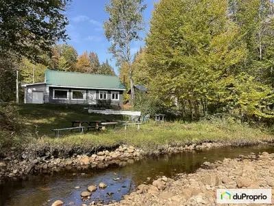 Maison 24X36, 1 étage et demi, 3 chambres. 2 salles de bain, chauffage électrique avec thermopompe e...