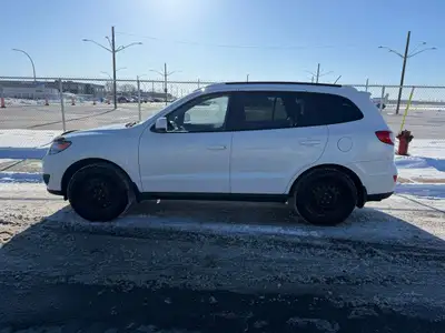 Découvrez votre prochain compagnon d'aventure! Ce magnifique Hyundai Santa Fe blanc de 2012 est plus...