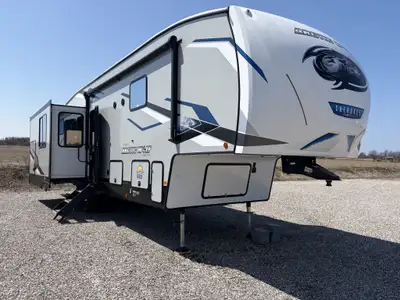 ONE OWNER , BEAUTIFUL MODEL , LIKE NEW Specifications and Features: Exterior Dimensions: Length: 38...