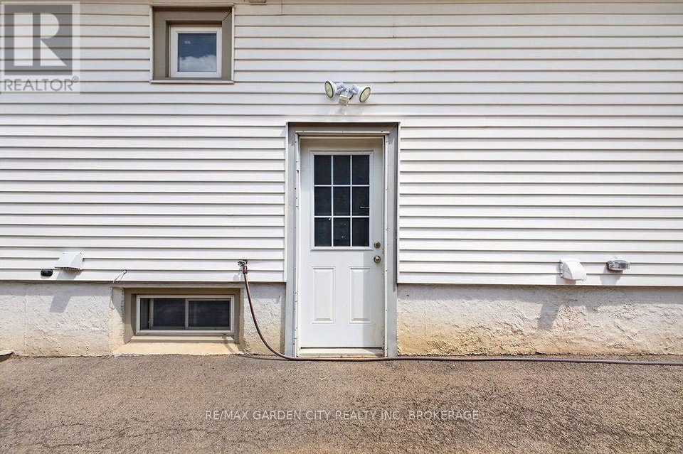 LOWER - 191 EAST 43RD STREET Hamilton (Sunninghill), Ontario 3