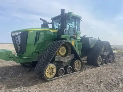 John Deere 13.6L 590hp, 18SP PS w/ Diff Lock, Camso AG 3500 36in. Tracks, 1548kg Suit Case Weights F...