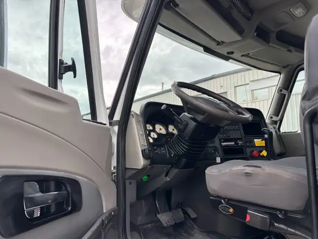 2016 International Prostar Daycab, Cummins engine, 18spd Manual in Heavy Trucks in Saskatoon - Image 12