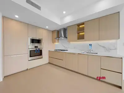 1810 13778 100 AVENUE Surrey, British Columbia