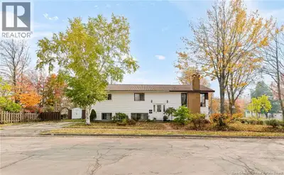 7 BEDROOMS // DUPLEX // TWO ELECTRICAL PANELS // ROOM TO MAKE 3RD BACHELOR UNIT. Welcome to 174 Argy...