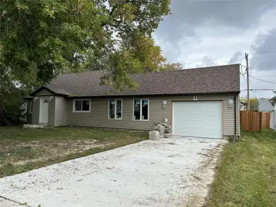 R14//Selkirk/Fantastic location in Selkirk, Mb! This 1472 sqft home has been gutted to the studs and...