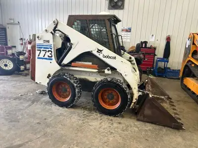 FRESH TRADE 1998 BOBCAT 773 CAB, HEAT, AUX. HYDRAULICS, BUCKET, 6789 HOURS FOR THE BEST PRICES ALWAY...