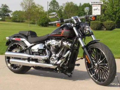 ONLY 470 KM - One Owner - $65 Week This Gorgeous 2023 H-D Breakout look and rides Incredible. More p...