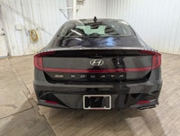 Meet the 2020 Hyundai Sonata 1.6T Luxury, a black-front-wheel-drive marvel that promises dynamic han... (image 5)