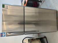2190-Réfrigérateur Frigidaire Stainless top freezer refrigerator