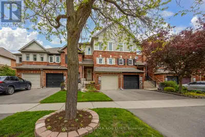 Welcome to 32 Mugford Rd! Located in one of Aurora's most sought after neighbourhoods. This well mai...