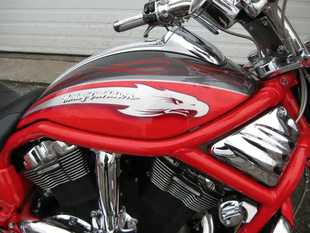 2006 Harley-Davidson CVO VRSCSE2 Screamin’ Eagle V-Rod in Street, Cruisers & Choppers in City of Toronto - Image 9