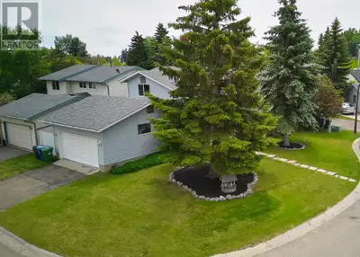 This FANTASTIC home in sought-after Ranchlands is located on a large CORNER lot! Complete with a FEN...