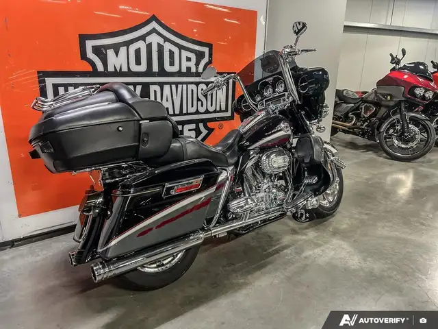 2006 Harley-Davidson FLHTCUSE CVO ULTRA CLASSIC in Sport Touring in Calgary - Image 25