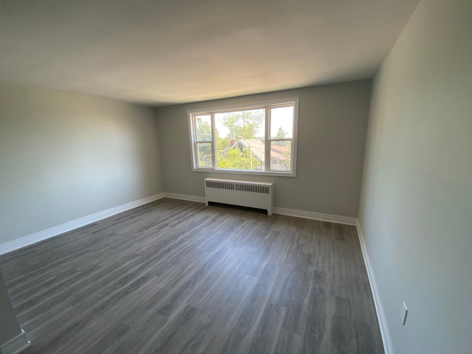 2 Bedroom Apartment Just Steps from the Niagara River! 3