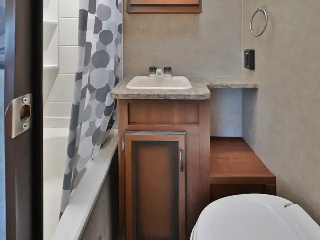 2014 Zinger ZT32QB in Travel Trailers & Campers in St. Albert - Image 12