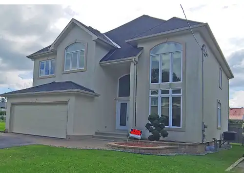 Beautiful home in Ottawa's South end neighborhood of Blossom Park. Large 2 level entryway, front fac...