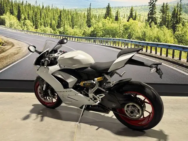 2023 Ducati Panigale V2 White Rosso Livery V2 White Rosso Livery in Street, Cruisers & Choppers in Saskatoon - Image 8