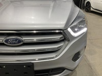 Le Ford Escape SE AWD 2017 offert chez AutoStudio 72 a une robe argent, un habitacle noir et 4 porte... (image 6)