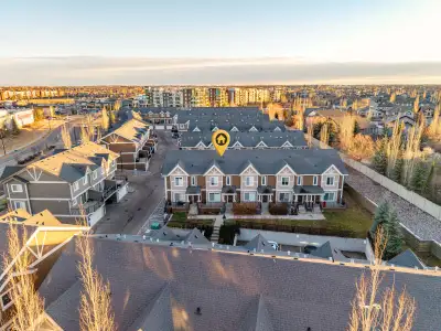 ✨ IMMACULATE 3 BED / 4 BATH TOWNHOUSE W/ DOUBLE ATTACHED GARAGE / LOADED WITH UPGRADES / FANTASTIC W...