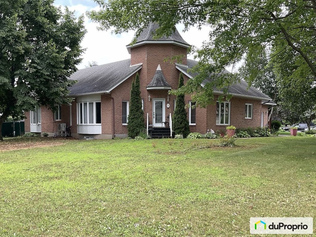 $755,000 - Bungalow for sale in St-Charles-Borromée — photo 1