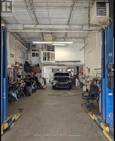 Spacious Auto Body/Auto Repair Shop in Prime Scarborough Location. Well-maintained industrial unit f...