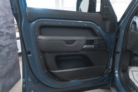 Land Rover Defender 110 P300 S 2025: - Extérieur métallisé bleu TASMAN avec intérieur en cuir noir E... (image 9)