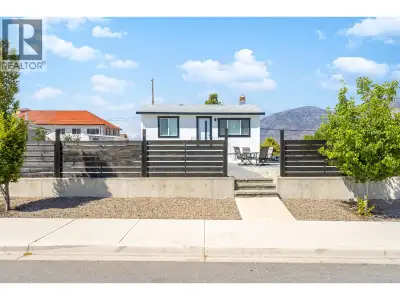 Beautifully renovated (2022) home in excellent Osoyoos town center location - steps to restaurants,...