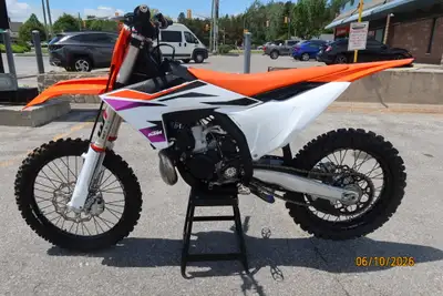 USED but LIKE NEW 2024 KTM 300SX 2-stroke Motocross bike! This Liquid cooled big-bore Throttle-Body...