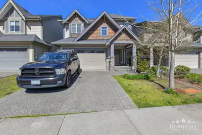 Spacious Luxury 4 Bed + Den Whole Home in Willoughby Heights Welcome to Willoughby Heights, a highly...