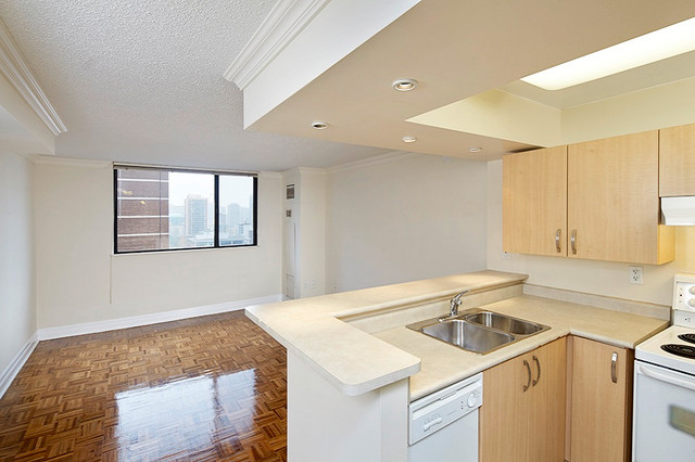 Spacious 2 Bedroom Apartment near Bay and Bloor in Long Term Rentals in City of Toronto - Image 4