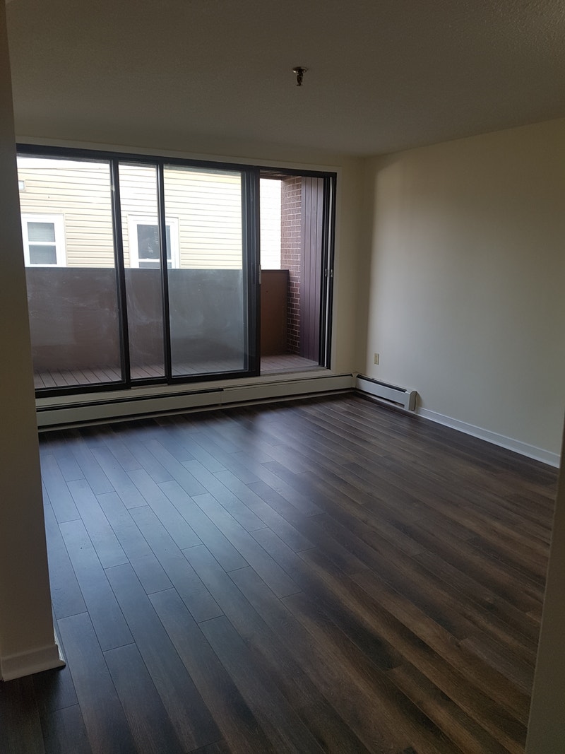 Fantastic 1 bedroom steps from Hydrostone! AVAIL IMMEDIATELY !! Long