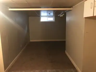 418-655-8281 À voir espace de rangement/ d'entreposage à louer, situé au 213 rue des Pins Est. L'esp...
