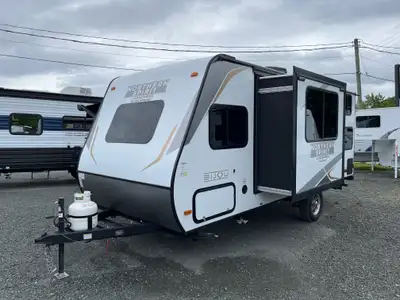 The 19BHB is designed with families in mind! This feature-packed trailer offers a perfect balance of...