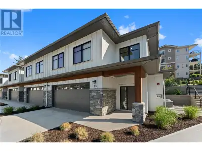 This bright and beautifully designed corner unit at Quail Landing offers the perfect combination of...