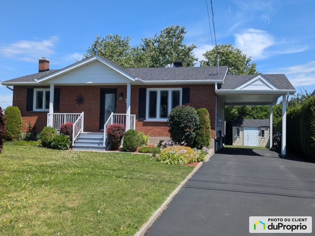 $535,000 - Bungalow for sale in St-Jean-sur-Richelieu (St-Luc) — photo 1