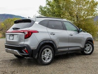 Introducing the 2024 Kia Seltos SX AWD in a sophisticated gray finish. This capable SUV comes equipp... (image 2)