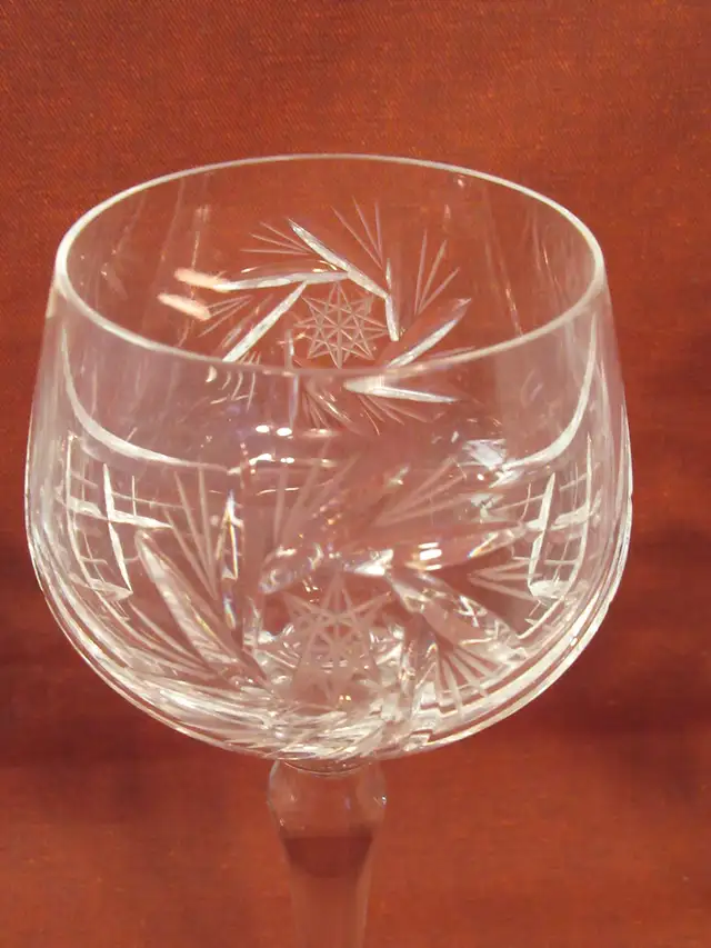 Set of 6 Vintage Pattern Pinwheel & Fan Cut-Crystal Wine Goblets in Kitchen & Dining Wares in City of Montréal - Image 6