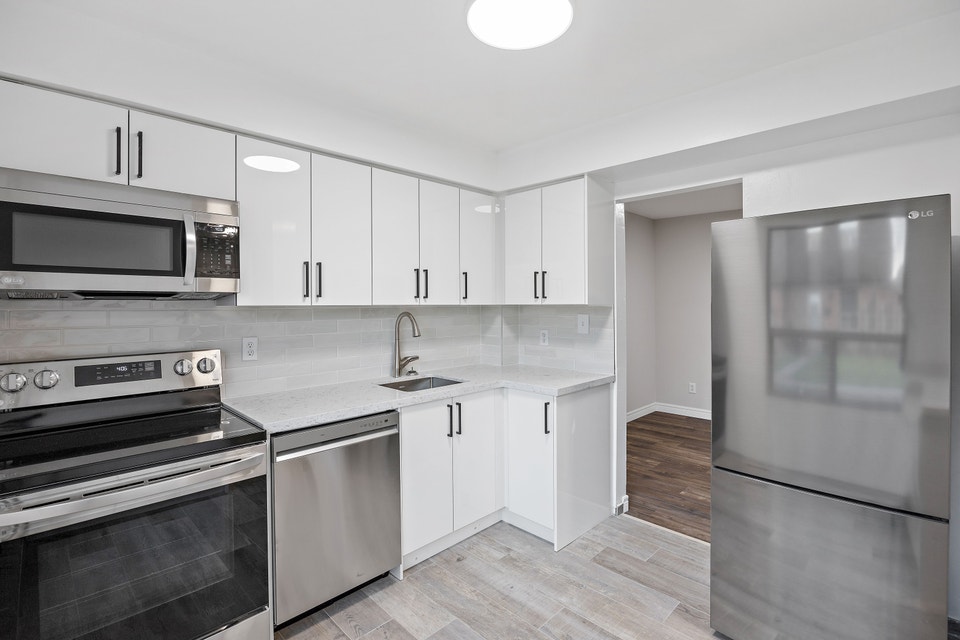 RENOVATED 3 BEDROOM TOWNHOUSE WITH GARAGE 4