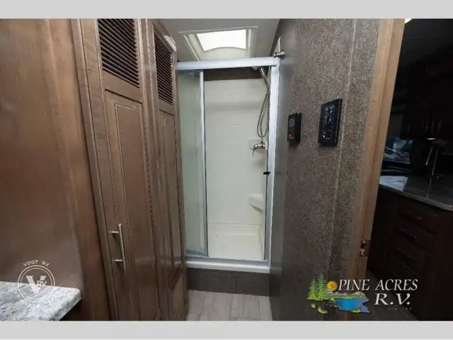 2020 Thor Motor Coach Challenger 37YT Washer & Dryer 12 k Miles in RVs & Motorhomes in Moncton - Image 71